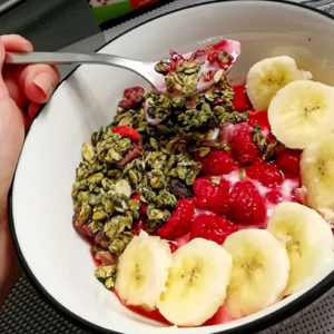 BOL-MUESLI-YAOURT-BANANE-FRAMBOISE-PETITDEJ