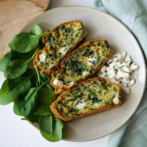 CAKE SALÉ FETA ÉPINARDS SPIRULINE PAILLETTES BOISSON VÉGÉTALE