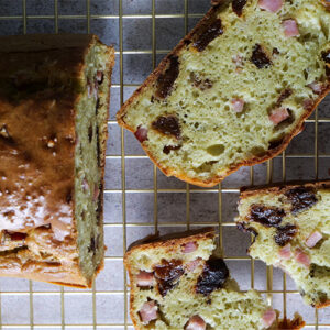 CAKE SALÉ PRUNEAU JAMBON SPIRULINE BOISSON VÉGÉTALE