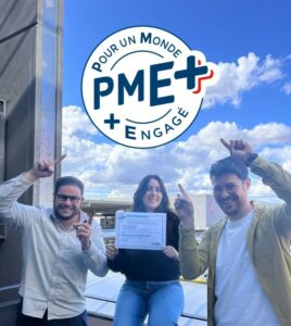 Photo des fondateurs de HOOPE et d’Emma Jougla tenant le label PME+