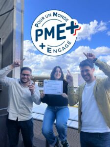 Photo des fondateurs de HOOPE et d’Emma Jougla tenant le label PME+