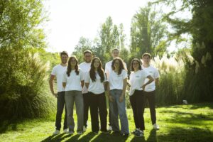 photo ensoleillée de 8 personnes, l'équipe hoope