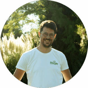 photo ensoleillée d'un homme membre de l'équpe hoope