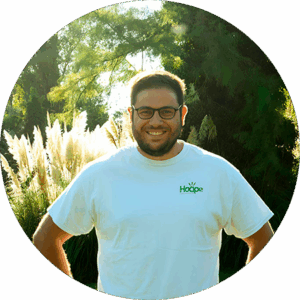photo ensoleillée d'un homme membre de l'équpe hoope