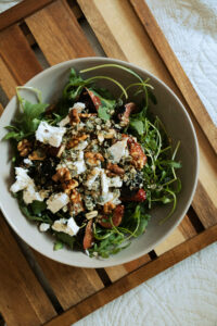 photo d'une salade de figue, chèvre & noix
