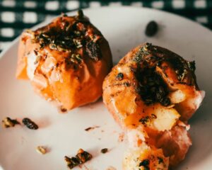 pommes cuites sur une assiette, parsemées de muesli