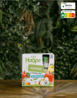pack de 4 compotes de pomme posé sur une table en bois avec un arrière plan végétal