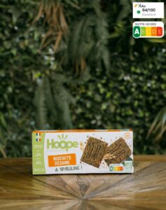 biscuits posés sur une table en bois avec un arrière plan végétal