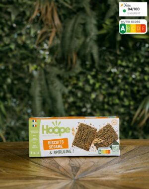 biscuits posés sur une table en bois avec un arrière plan végétal