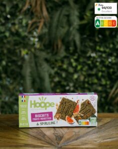 biscuits posés sur une table en bois avec un arrière plan végétal