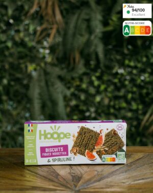 biscuits posés sur une table en bois avec un arrière plan végétal