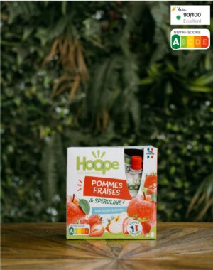 pack de 4 compotes pommes fraise posé sur une table en bois avec un arrière plan végétal