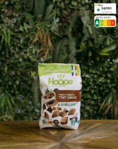 crousti'fourrés tout choco posé sur une table en bois avec un arrière plan végétal