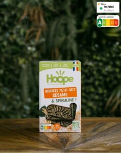 biscuits posés sur une table en bois avec arrière plan végétal